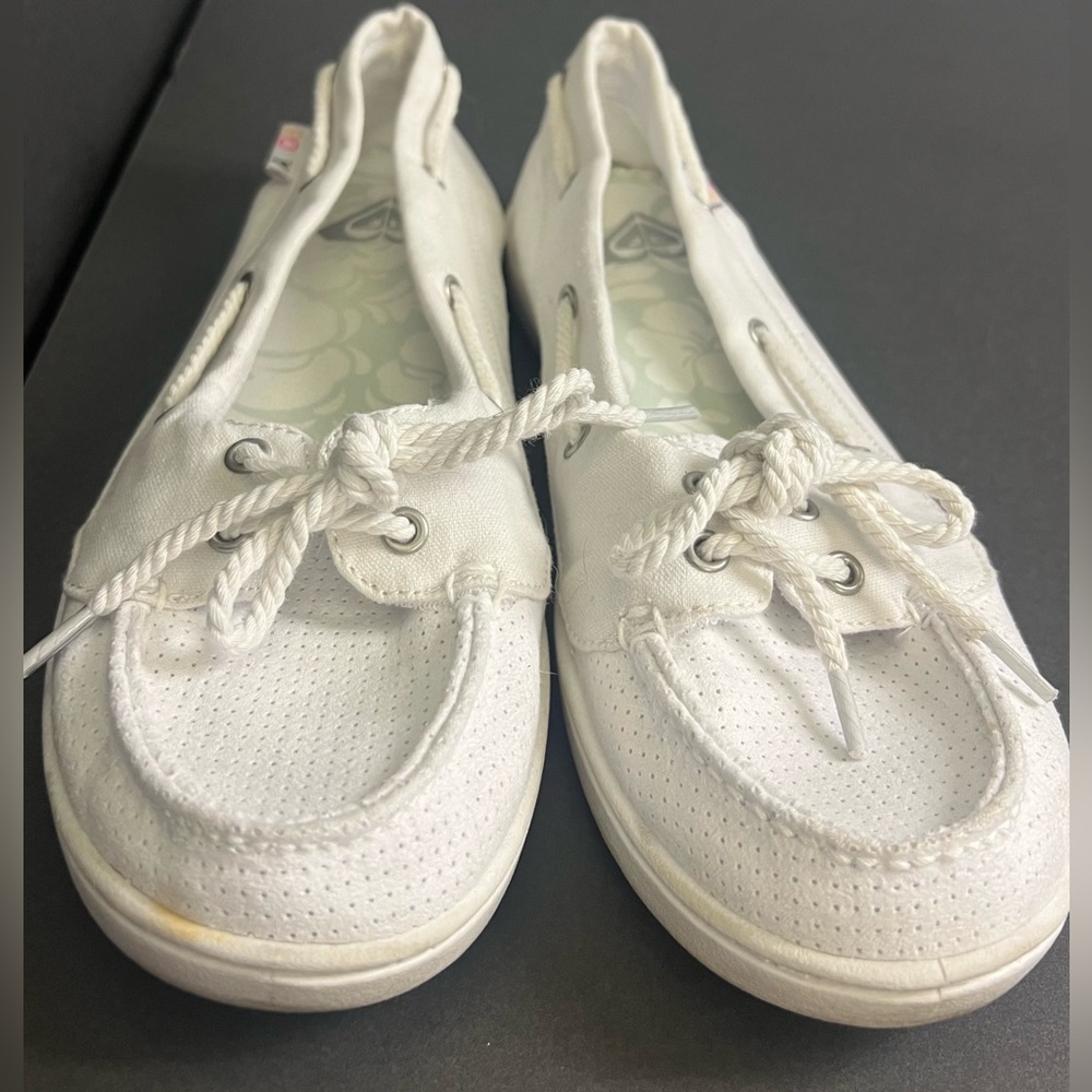 Roxy- Ahoy II White Slip on shoes-Size: 8.5,Pre-Owned, Front toe discolored spot